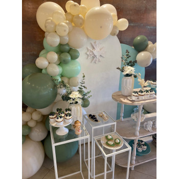 Batizado em tons de verde seco e branco