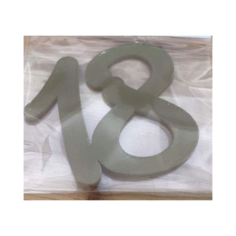 Numero 18 acrilico - ouro