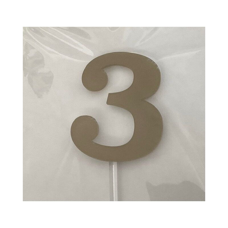 Numero 3 acrilico - ouro