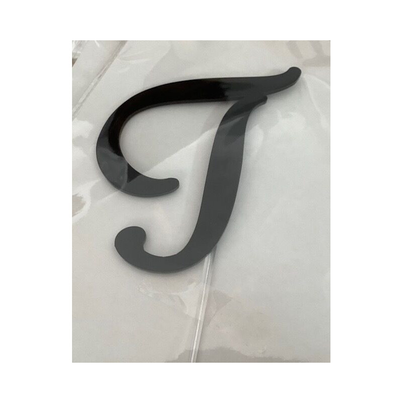 Letra T acrilico - preto