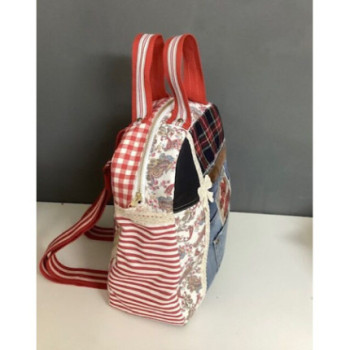Mochila artesanal em tons de vermelho e ganga
