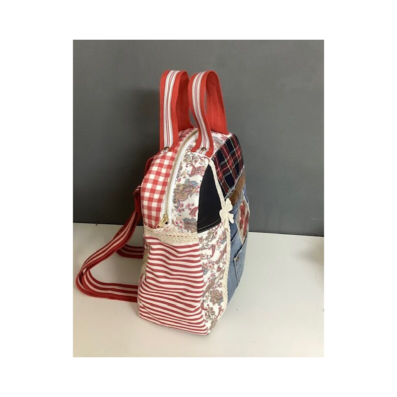 Mochila artesanal em tons de vermelho e ganga