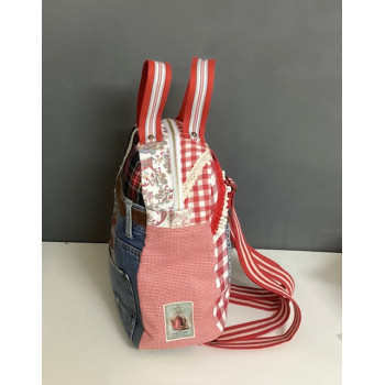 Mochila artesanal em tons de vermelho e ganga