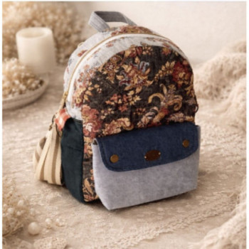 Mochila em tecido com padrão floral