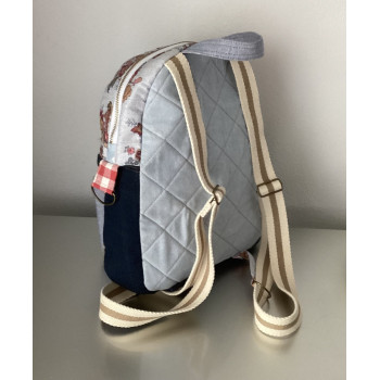 Mochila em tecido com padrão floral