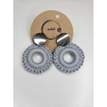 Brincos croché cinza claro
