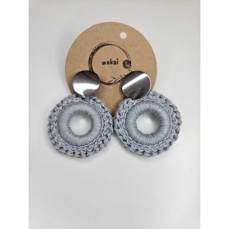 Brincos croché cinza claro