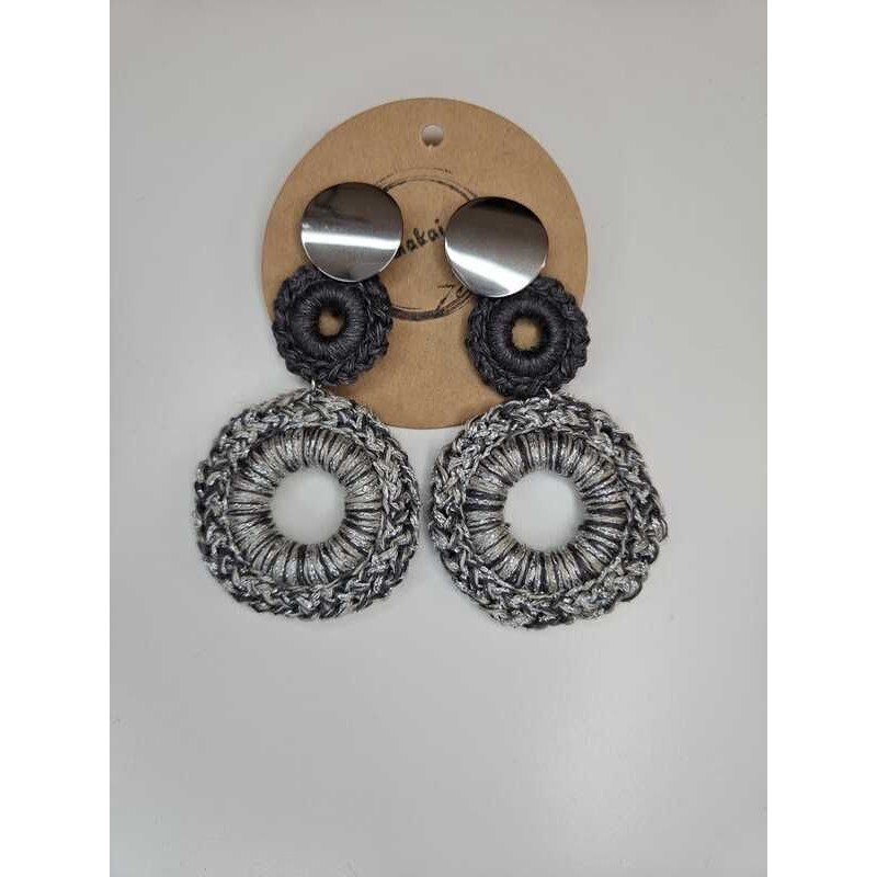 Brincos croché cinza e prata