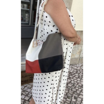 Mala em tecido e pele em tons preto/cinza/branco e vermelho