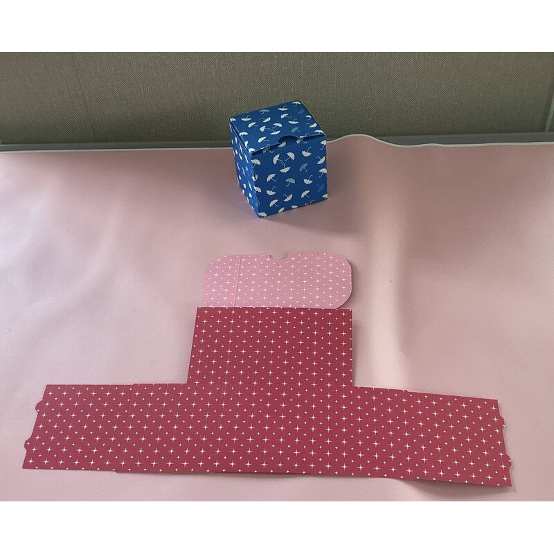 caixa de cartolina 7x7x7cm estrelas5 cores