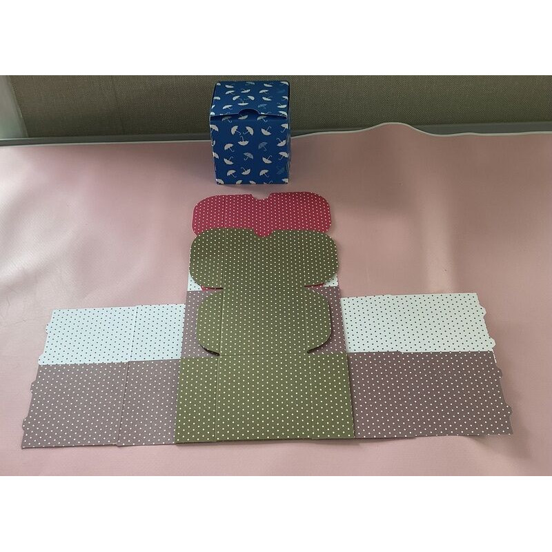caixa de cartolina 7x7x7cm bolas1 cores