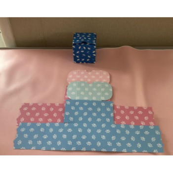 caixa de cartolina 7x7x7cm patinhas