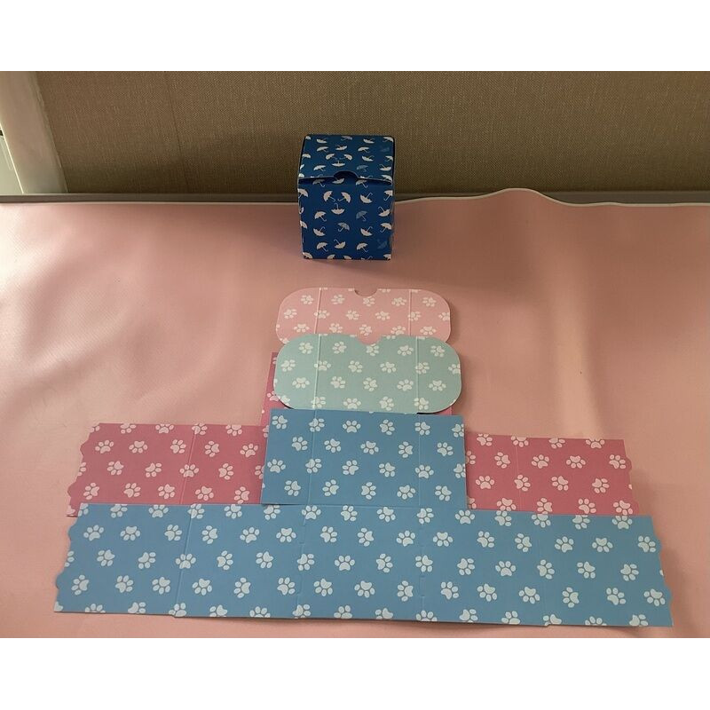 caixa de cartolina 7x7x7cm patinhas