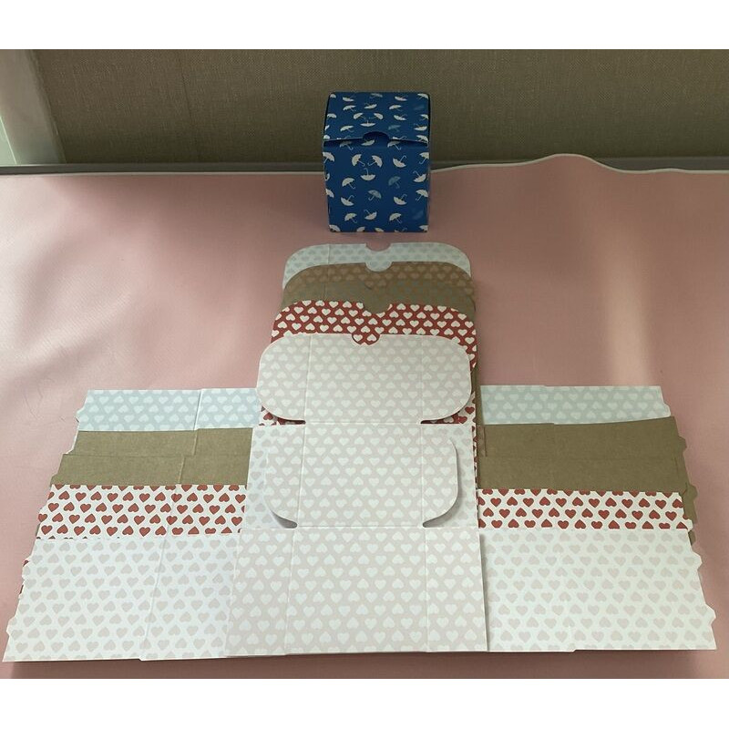 caixa de cartolina 7x7x7cm corações3 cores