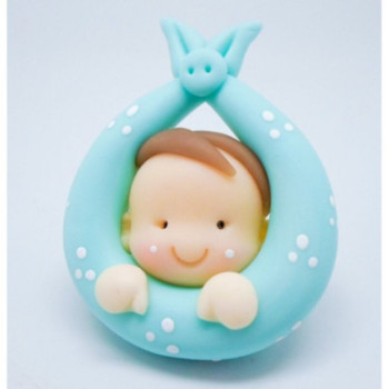 Menino na trouxa azul